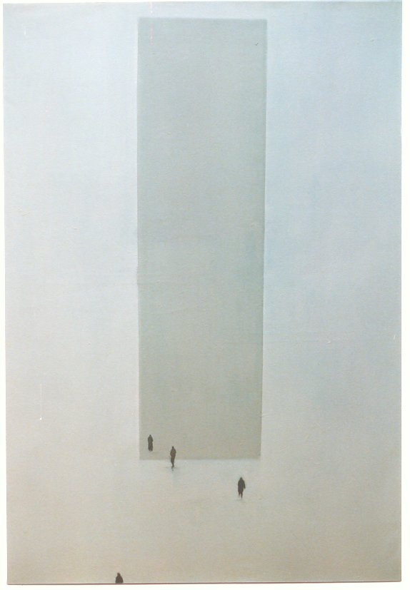 Depuis dix ans, Ioannis Triantafillidis explore les m�andres d'un univers particulier, o� le bleu qui r�gne en ma�tre �voque tout sauf la s�r�nit� d'un ciel d'�t�. La tragique solitude de l'humain, la gratuit� de son destin et l'in�luctabilit� de sa disparition �crasent ses personnages sous le poids d'une souffrance indicible.

Emmur�es dans leur silence, �trang�res � tout espoir, indiff�rentes aux autres et parfois � elles-m�mes, les silouhettes se fr�lent sans jamais s'atteindre et s'�vanouissent dans les limbes avant m�me d'avoir �t�. L'espace, qui semble rejeter plut�t que contenir ces humains foudroy�s, devient un acteur � part enti�re. Ioannis Triantafillidis est en effet de ces
peintres qui peuvent faire na�tre la tension sur une toile en y peignant le vide.

Prisonni�res de leurs angoisses incommunicables, ces cr�atures nous sont pourtant rendues proches par la compassion de l'artiste. Sans doute r�veillent-elles en nous l'�cho assourdi d'anciennes douleurs...

Ioannis Triantafillidis s'est impos� aux cimaises du Brussels Europa Hotel avec de grandes oeuvres bleues qui doivent beaucoup au cadrage photo-cin�ma. Il privil�gie les foules (en col�re) et les mouvements de masse qui, de la trag�die antique � l'encombrement du m�tro, contiennent le m�me potentiel de violence et d'incommunicabilit�.

Rappelons que ce peintre de trente ans fut laur�at du Prix Louis Schmidt en 1990, un prix o� la qualit� domine et o� jamais on ne s'est laiss� s�duire par les modes du jour.

			